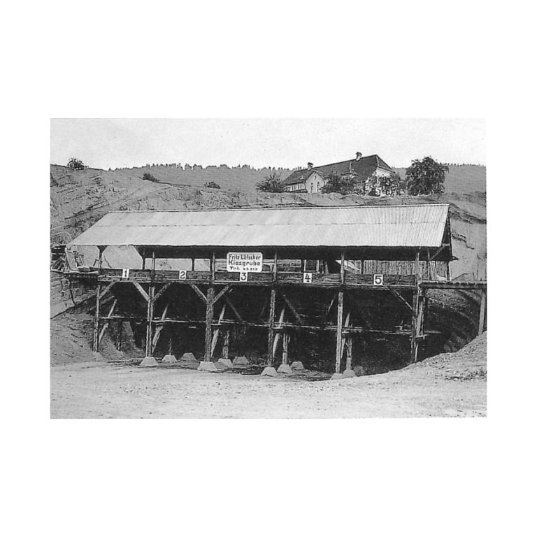 Historisches Foto Kiesgrube und Dorfschulhaus